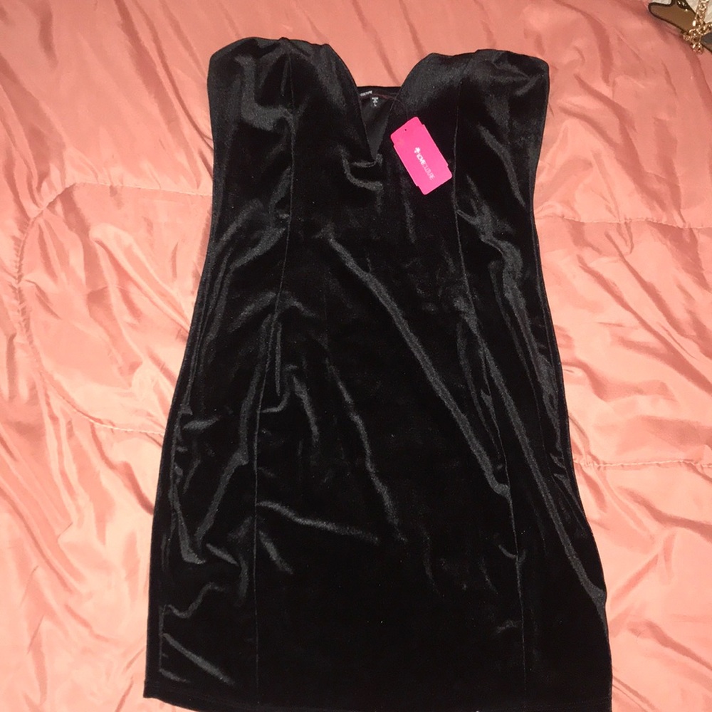 Black velvet tube bone dress